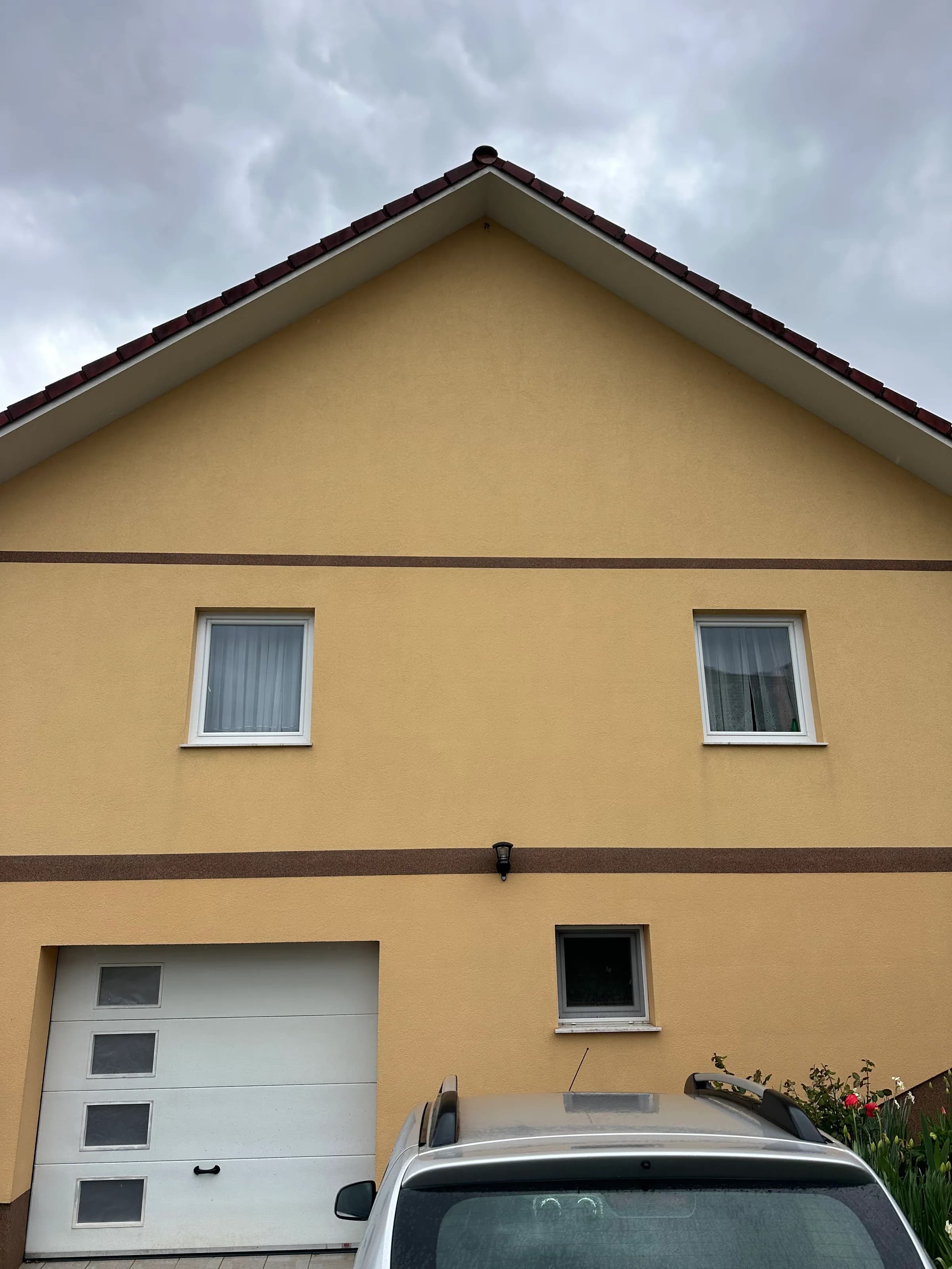Ista rumena fasada po čiščenju, brez alg in temnih sledi